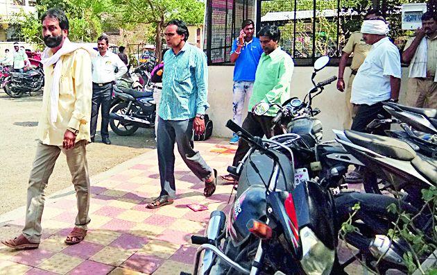 Corporator Bharat Choudhary's Worli-Matka Stage | नगरसेवक भारत चौधरीच्या वरली-मटका अड्ड्यावर धाड