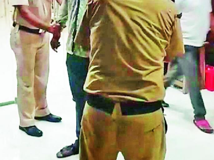 Farmer's suicide attempt in front of District Magistrate | जिल्हाधिकारी दालनासमोर शेतकऱ्याचा आत्महत्येचा प्रयत्न Farmer's suicide attempt in front of District Magistrate | जिल्हाधिकारी दालनासमोर शेतकऱ्याचा आत्महत्येचा प्रयत्न