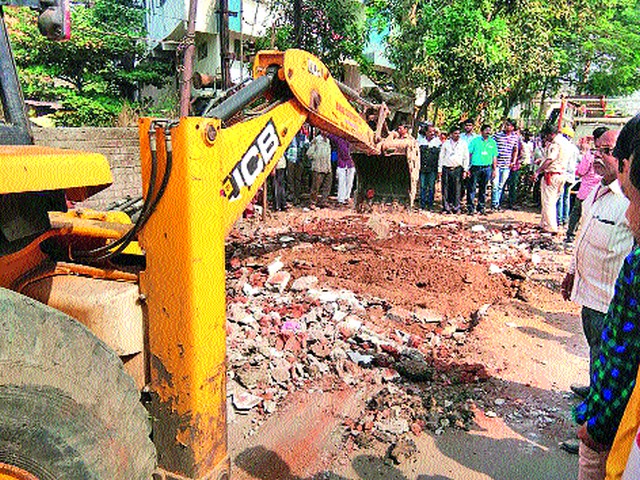 Tuesdays, hammer at the lounge | मंगल कार्यालये, लॉन्सवर पुन्हा हातोडा