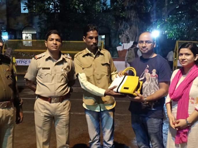 The authenticity of the autorickshaw driver: The back of the cash and purse | रिक्षाचालकाचा प्रामाणिकपणा : रोकड व पर्स केली परत