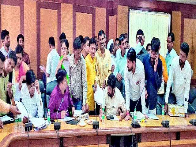 Bachu Kadu to raise onion export ban | कांदा निर्यातबंदी उठविण्यासाठी बच्चू कडू यांना साकडे Bachu Kadu to raise onion export ban | कांदा निर्यातबंदी उठविण्यासाठी बच्चू कडू यांना साकडे