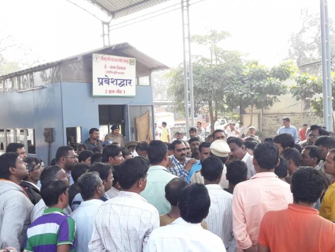 Due to decrease in prices, the farmers stopped the deal, tremendous tension in the Kolhapur market committee | दर घसरल्याने शेतकऱ्यांनी सौदे पाडले बंद, कोल्हापूर बाजार समितीमध्ये प्रचंड तणाव Due to decrease in prices, the farmers stopped the deal, tremendous tension in the Kolhapur market committee | दर घसरल्याने शेतकऱ्यांनी सौदे पाडले बंद, कोल्हापूर बाजार समितीमध्ये प्रचंड तणाव
