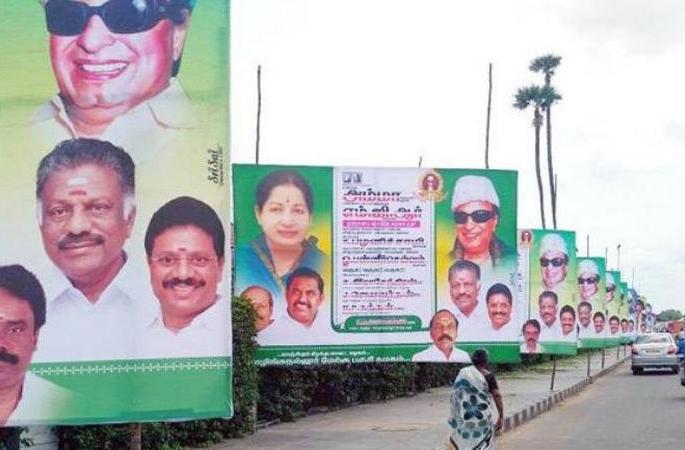 Accidental hazard due to roundabout fires | चौकातील फलकांमुळे अपघातांचा धोका Accidental hazard due to roundabout fires | चौकातील फलकांमुळे अपघातांचा धोका