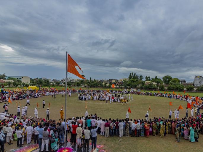 Five Pillars of Ramban in Ambajogai have paid eyes reward | अंबाजोगाईत पाच पालख्यांच्या रिंगण सोहळ्याने डोळ्यांचे पारणे फेडले