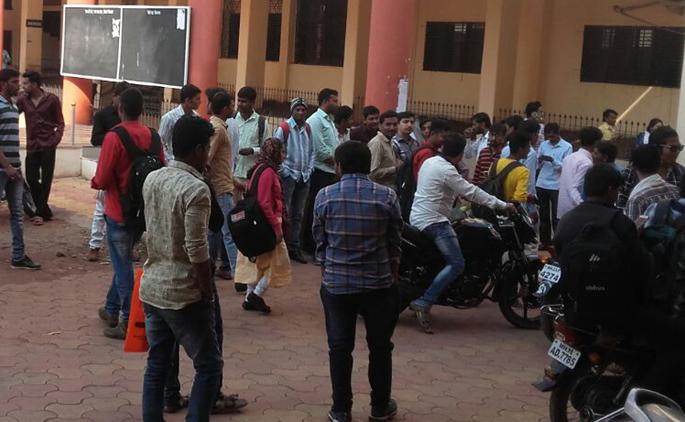 'MBA' third year paper in Beed suddenly canceled | बीडमध्ये ‘एमबीए’ तृतीय वर्षाचा पेपर अचानक रद्द 'MBA' third year paper in Beed suddenly canceled | बीडमध्ये ‘एमबीए’ तृतीय वर्षाचा पेपर अचानक रद्द