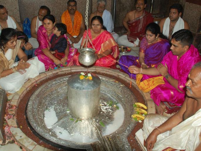 Due to the Vaidyanatha devotees crowd | वैद्यनाथाच्या दर्शनासाठी भक्तांची गर्दी Due to the Vaidyanatha devotees crowd | वैद्यनाथाच्या दर्शनासाठी भक्तांची गर्दी