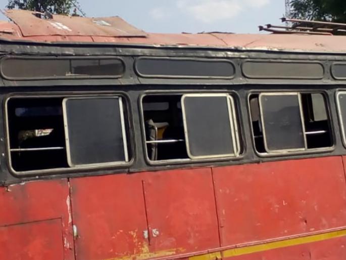 The bus carrier collapsed | चालत्या बसचे कॅरिअर कोसळले