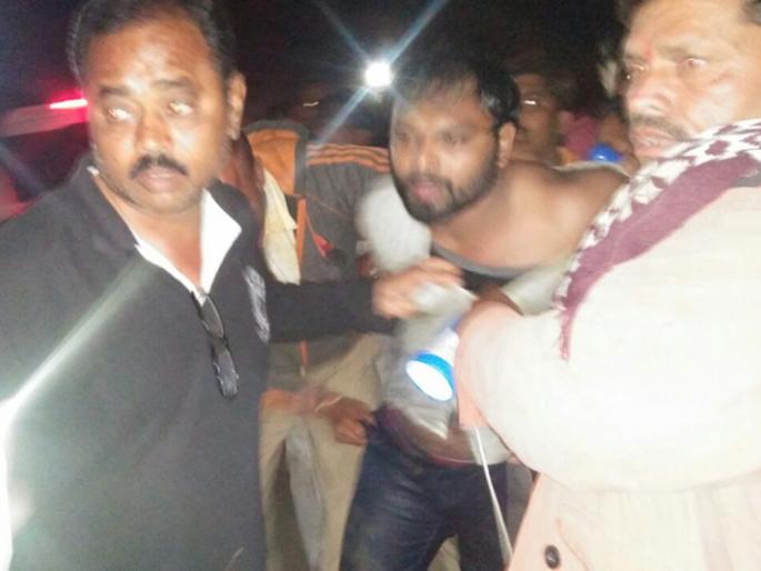 The businessman threw the car on the Ambazogai-Cage road and looted the gold bag | अंबाजोगाई-केज रस्त्यावर व्यापा-याला कारने चिरडून सोन्याची बॅग लुटली The businessman threw the car on the Ambazogai-Cage road and looted the gold bag | अंबाजोगाई-केज रस्त्यावर व्यापा-याला कारने चिरडून सोन्याची बॅग लुटली