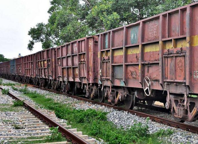 He traveled by goods train from Mumbai to Badnera | 'त्यांनी' मालगाडीतून केला मुंबई ते बडनेरा प्रवास He traveled by goods train from Mumbai to Badnera | 'त्यांनी' मालगाडीतून केला मुंबई ते बडनेरा प्रवास