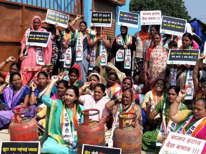 Demonstration of NCP-Congress women Congress against cylinder hike | सिलींडर दरवाढीच्या विरोधात भगुरला राष्ट्रवादी महिला कॉँग्रेसचे निदर्शने