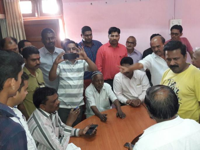 nashik,municipal,Bhagur,trdears,march | बाजारपेठेतील रस्ता बंद झाल्याने व्यापाऱ्यांचा नगरपालिकेवर मोर्चा nashik,municipal,Bhagur,trdears,march | बाजारपेठेतील रस्ता बंद झाल्याने व्यापाऱ्यांचा नगरपालिकेवर मोर्चा