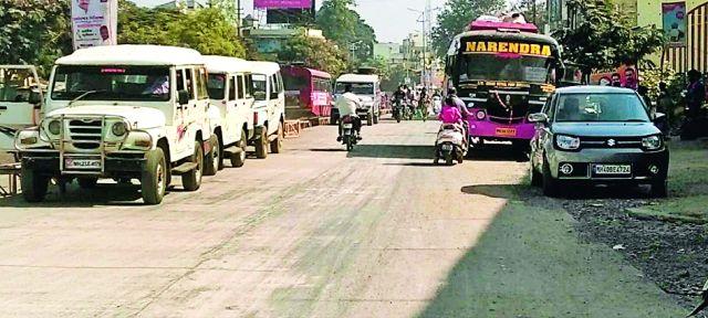 The new cement road became a new one | तुमसरचा नवीन सिमेंट रस्ता बनला पार्र्किं ग झोन The new cement road became a new one | तुमसरचा नवीन सिमेंट रस्ता बनला पार्र्किं ग झोन