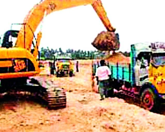 Ghat's auction is not auctioned; | घाटांचा लिलाव नाही, बांधकाम जोमात