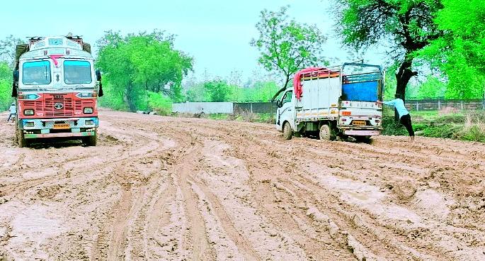 In the first rain, the wind blew the highway | पहिल्याच पावसात झाली पवनी महामार्गाची पोलखोल In the first rain, the wind blew the highway | पहिल्याच पावसात झाली पवनी महामार्गाची पोलखोल