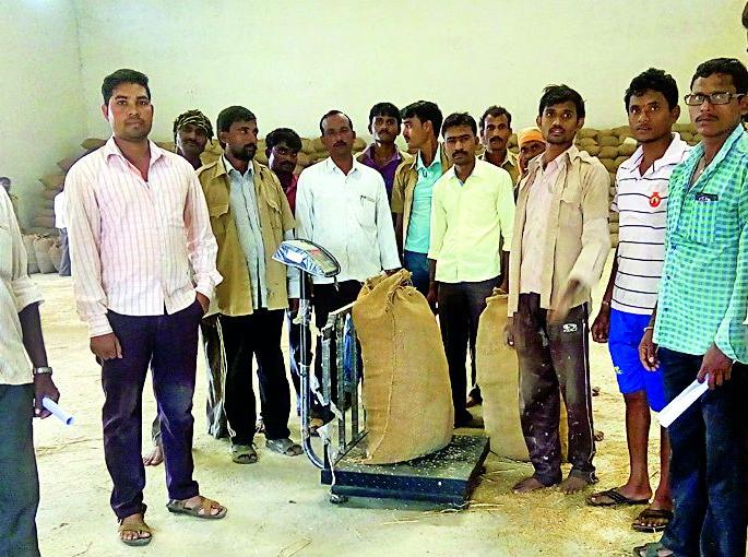 Paddy purchase of 41 lakhs in ten days | दहा दिवसात ४१ लाखांची धान खरेदी उधारीवर Paddy purchase of 41 lakhs in ten days | दहा दिवसात ४१ लाखांची धान खरेदी उधारीवर