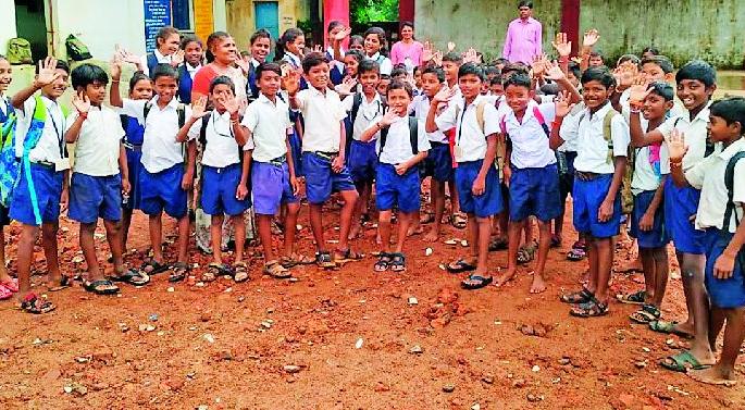 Instead of free outdoor games, kids got smartphones | स्वच्छंद मैदानी खेळांऐवजी बालकांच्या हाती आला स्मार्टफोन Instead of free outdoor games, kids got smartphones | स्वच्छंद मैदानी खेळांऐवजी बालकांच्या हाती आला स्मार्टफोन