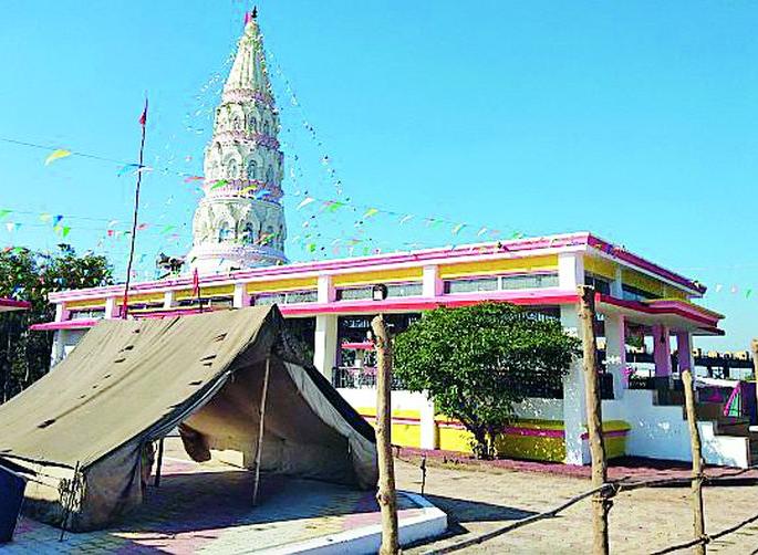 A gathering of devotees for the holy hour in the eyes of Durgabai | दुर्गाबाईच्या डोहात पवित्र स्रानासाठी भाविकांचा मेळा