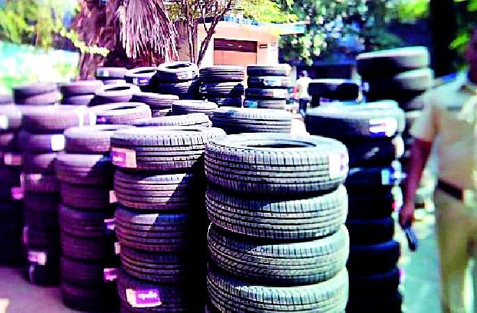 The servant seized, 429 tires were seized | नोकर जेरबंद, ४२९ टायर जप्त