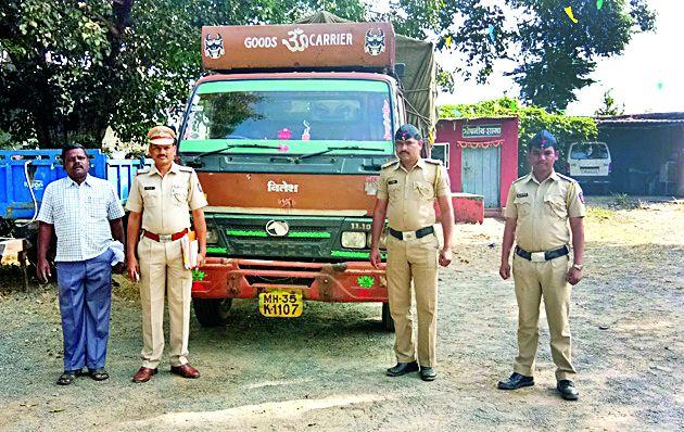 Two million pieces of literature seized by chasing cinestery was seized | सिनेस्टाईल पाठलाग करून दारूसह २० लाखांचे साहित्य जप्त Two million pieces of literature seized by chasing cinestery was seized | सिनेस्टाईल पाठलाग करून दारूसह २० लाखांचे साहित्य जप्त