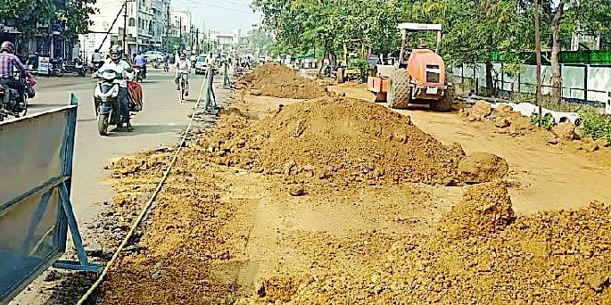 The raw road made from the road by digging a paved road | पक्का रस्ता खोदून तयार केला कच्चा रस्ता The raw road made from the road by digging a paved road | पक्का रस्ता खोदून तयार केला कच्चा रस्ता