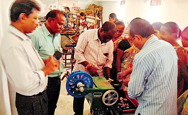 Threading demonstration program at Tusser Silk Center | टसर रेशीम केंद्रात धागाकरण प्रात्यक्षिक कार्यक्रम Threading demonstration program at Tusser Silk Center | टसर रेशीम केंद्रात धागाकरण प्रात्यक्षिक कार्यक्रम