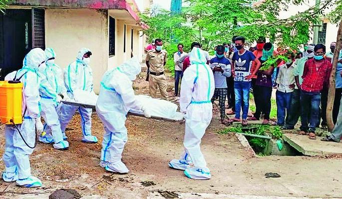 Kareena's death! Insufficient space in the cemetery | काेराेना मृत्यू! स्मशानात जागाही अपुरी Kareena's death! Insufficient space in the cemetery | काेराेना मृत्यू! स्मशानात जागाही अपुरी