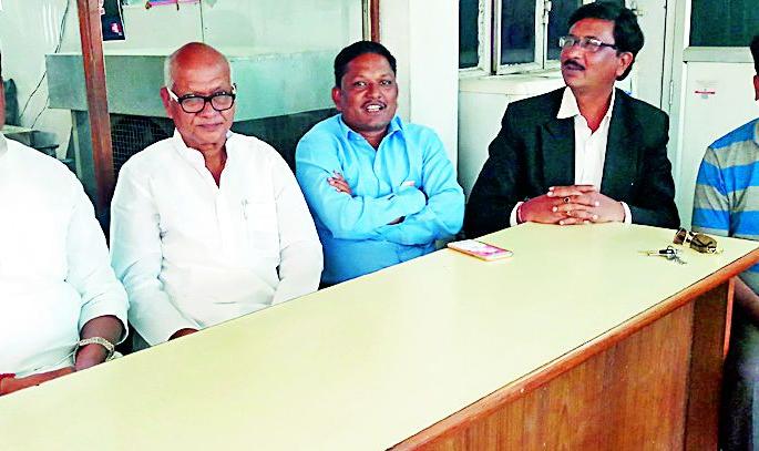 Guardian Minister-MP 'Resigns' District Poraka | पालकमंत्री-खासदार ‘राजीनामा’ने जिल्हा पोरका Guardian Minister-MP 'Resigns' District Poraka | पालकमंत्री-खासदार ‘राजीनामा’ने जिल्हा पोरका