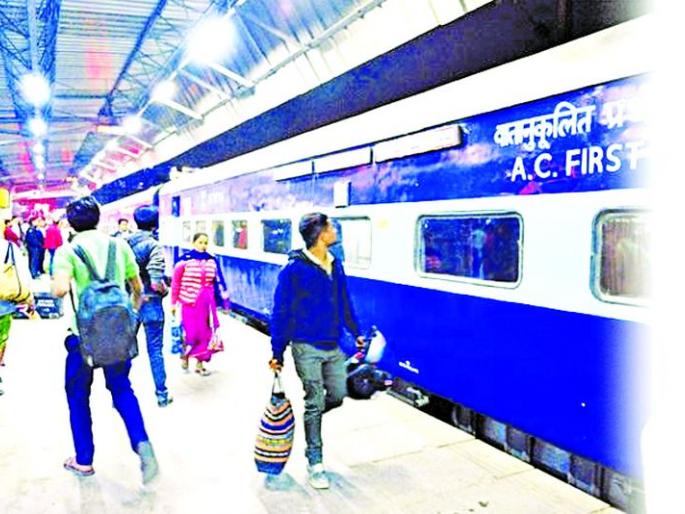 Kareena on the way back; Increased waiting in long-haul trains | काेराेना परतीचा मार्गावर; लांब पल्यांच्या रेल्वेगाडीत वाढली वेटिंग Kareena on the way back; Increased waiting in long-haul trains | काेराेना परतीचा मार्गावर; लांब पल्यांच्या रेल्वेगाडीत वाढली वेटिंग