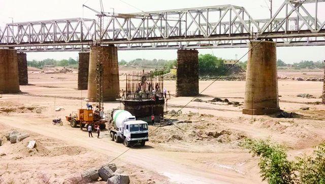 Gondbangal of the sand on the construction of the third railway bridge | तिसऱ्या रेल्वे पूल बांधकामावर रेतीचे गौडबंगाल
