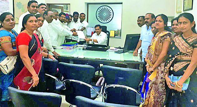 Financial aid to hawkers | हवालदिल शेतकºयांना आर्थिक मदत द्या Financial aid to hawkers | हवालदिल शेतकºयांना आर्थिक मदत द्या