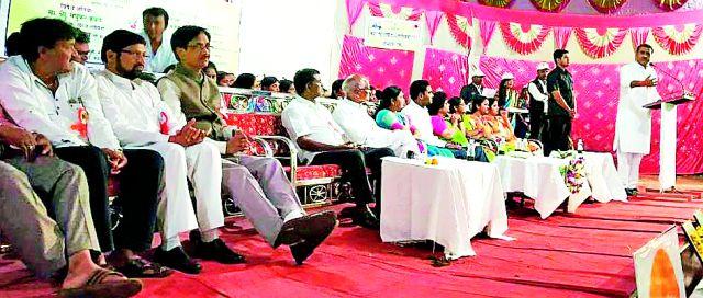 Women should take the initiative for a self-sufficient family | स्वयंपूर्ण कुटुंबासाठी महिलांनी पुढाकार घ्यावा Women should take the initiative for a self-sufficient family | स्वयंपूर्ण कुटुंबासाठी महिलांनी पुढाकार घ्यावा