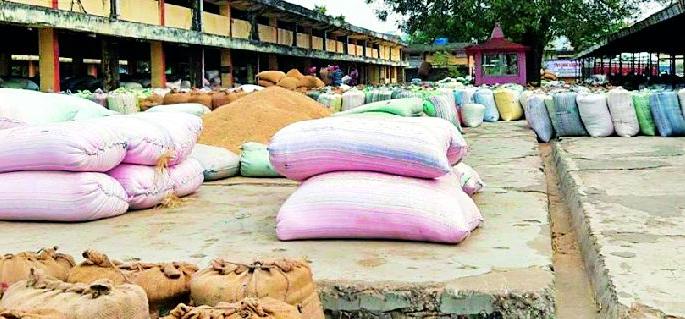 Thousands of paddy sacks opened in the committee yard | समिती यार्डात हजारो धान पोती उघड्यावर