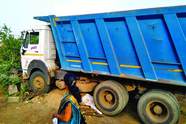 Furious Tippershin entered the house | भरधाव टिप्पर घरात शिरला