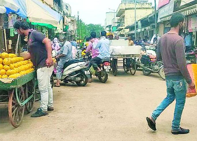 The encroachment breathed a sigh of relief | अतिक्रमणाने काेंडला बाजाराचा श्वास