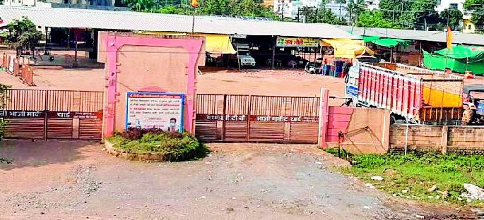 BTB enriches farmers in floods | शेतकऱ्यांना समृद्ध करणारी ‘बीटीबी’ महापुराच्या गाळात BTB enriches farmers in floods | शेतकऱ्यांना समृद्ध करणारी ‘बीटीबी’ महापुराच्या गाळात