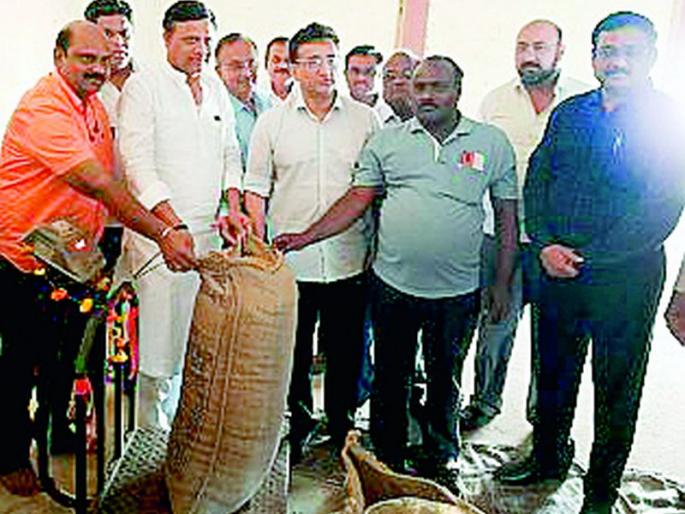 105 paddy procurement centers were approved due to irregularities | अनियमिततेने 105 धान खरेदी केंद्रांची मान्यता आली धाेक्यात 105 paddy procurement centers were approved due to irregularities | अनियमिततेने 105 धान खरेदी केंद्रांची मान्यता आली धाेक्यात