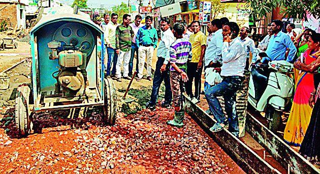 Start the construction work without the road digging | रस्त्याचे खोदकाम न करता बांधकामाला प्रारंभ Start the construction work without the road digging | रस्त्याचे खोदकाम न करता बांधकामाला प्रारंभ