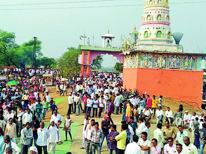 Thousands of devotees became devotees of Lord Shiva | हजारो शिवभक्त झाले शिवचरणी नतमस्तक Thousands of devotees became devotees of Lord Shiva | हजारो शिवभक्त झाले शिवचरणी नतमस्तक