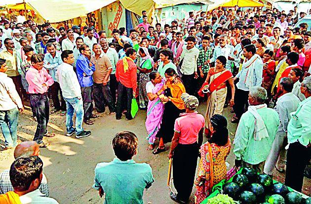 In front of municipal council of angry vegetable vendors | संतप्त भाजीपाला विक्रेत्यांचा नगरपालिकेवर मोर्चा In front of municipal council of angry vegetable vendors | संतप्त भाजीपाला विक्रेत्यांचा नगरपालिकेवर मोर्चा