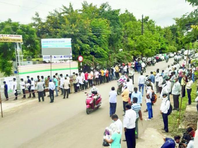Exam 'neat'; Violation of outside rules | परीक्षा 'नीट'; बाहेर नियमांचे उल्लंघन Exam 'neat'; Violation of outside rules | परीक्षा 'नीट'; बाहेर नियमांचे उल्लंघन