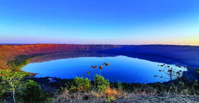 Accelerate the movement of crazy acacia eradication in Lonar lake | लोणार सरोवरातील वेडी बाभूळ निर्मूलनाच्या हालचालींना वेग Accelerate the movement of crazy acacia eradication in Lonar lake | लोणार सरोवरातील वेडी बाभूळ निर्मूलनाच्या हालचालींना वेग