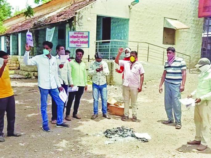 Buldana, Holi of increased electricity bills in Chikhali | बुलडाणा, चिखलीत वाढीव विद्युत देयकांची होळी Buldana, Holi of increased electricity bills in Chikhali | बुलडाणा, चिखलीत वाढीव विद्युत देयकांची होळी