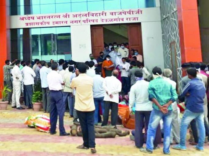 Encroachment on cemetery; The woman's body was kept in the premises of the municipality | स्मशानभूमीवर अतिक्रमण; महिलेचे पार्थिव ठेवले पालिकेच्या आवारात Encroachment on cemetery; The woman's body was kept in the premises of the municipality | स्मशानभूमीवर अतिक्रमण; महिलेचे पार्थिव ठेवले पालिकेच्या आवारात