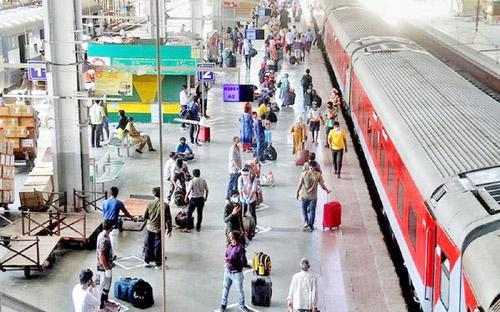 Every day one thousand devotees from Solapur go to Tirupati by train to visit Balaji | दररोज सोलापुरातील एक हजार भाविक जातात रेल्वेने बालाजीच्या दर्शनासाठी तिरूपतीला Every day one thousand devotees from Solapur go to Tirupati by train to visit Balaji | दररोज सोलापुरातील एक हजार भाविक जातात रेल्वेने बालाजीच्या दर्शनासाठी तिरूपतीला