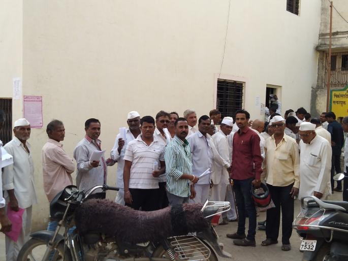 To file a petition for the Kisan Samman Award | किसान सन्मान निधी अर्ज दाखल करण्यासाठी गर्दी