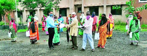 Distribution of caste certificates to tribal brothers | आदिवासी बांधवांना जातीच्या दाखल्यांचे वाटप Distribution of caste certificates to tribal brothers | आदिवासी बांधवांना जातीच्या दाखल्यांचे वाटप