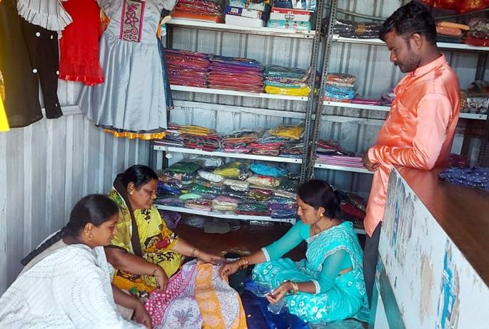 The initiative of the potter's jyotsna; New life started by erasing the identity of the liquor seller | कुंभारीच्या ज्योत्स्नाचा पुढाकार; दारू विक्रेतीची ओळख पुसून सुरू केले नवे आयुष्य The initiative of the potter's jyotsna; New life started by erasing the identity of the liquor seller | कुंभारीच्या ज्योत्स्नाचा पुढाकार; दारू विक्रेतीची ओळख पुसून सुरू केले नवे आयुष्य