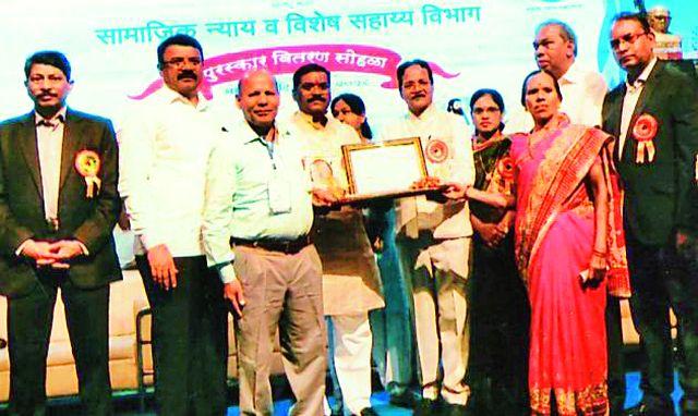Sambaji Waghmare received Samaj Bhushan Award | सांबाजी वाघमारे यांना समाजभूषण पुरस्कार Sambaji Waghmare received Samaj Bhushan Award | सांबाजी वाघमारे यांना समाजभूषण पुरस्कार