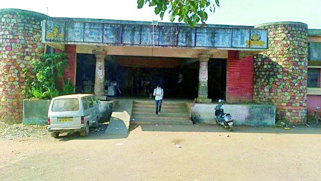 Recognition of Sindhivahi bus station | सिंदेवाही बसस्थानक समस्यांच्या विळख्यात