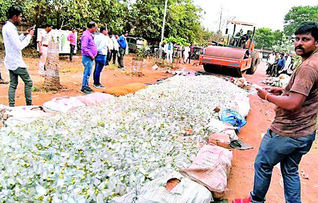 Bulldozers run on 50 lakhs of ammunition | ५० लाखांच्या दारुवर चालविला बुलडोजर Bulldozers run on 50 lakhs of ammunition | ५० लाखांच्या दारुवर चालविला बुलडोजर